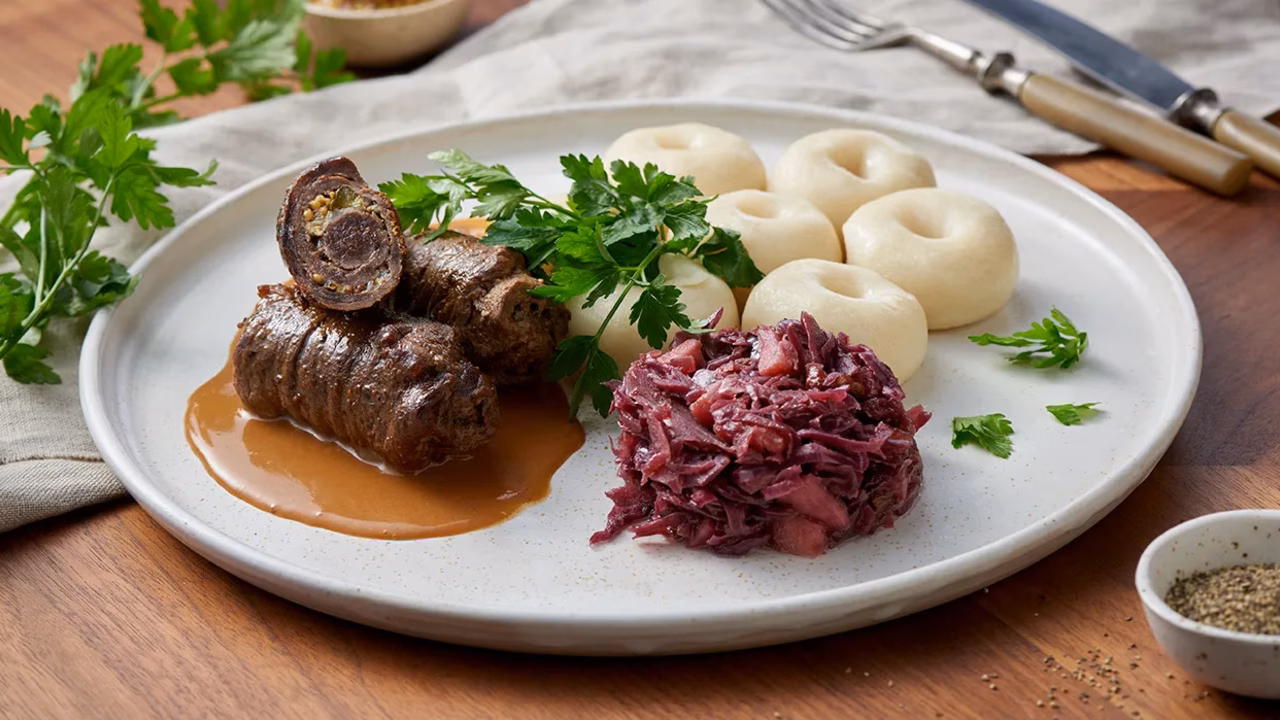 Rolada śląska z kluskami i modrą kapustą