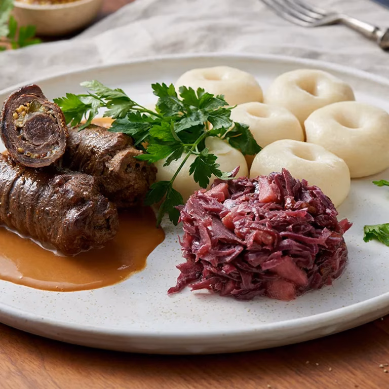Rolada śląska z kluskami i modrą kapustą