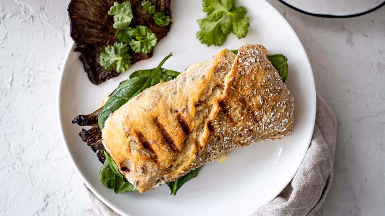Wegańskie panini z boczniakami i sosem aioli