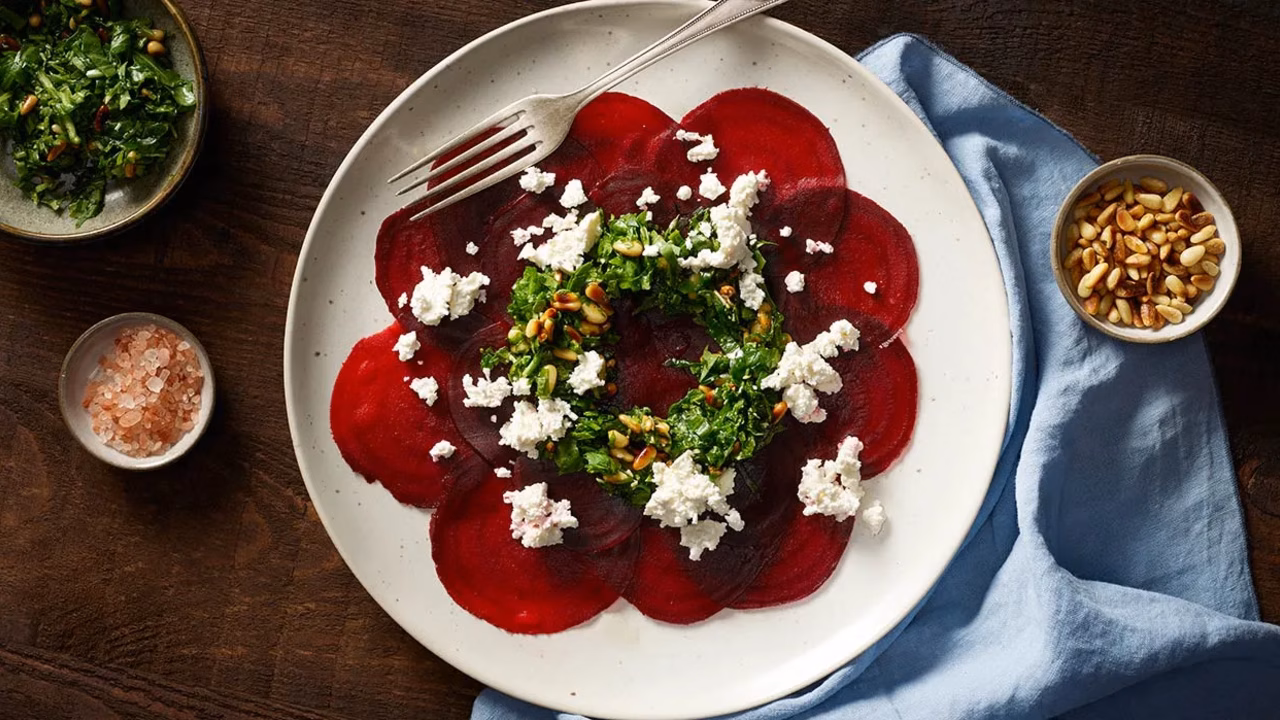 Carpaccio z buraków z salsą z rukoli i serem kozim