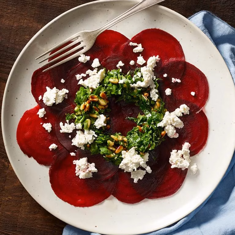 Carpaccio z buraków z salsą z rukoli i serem kozim