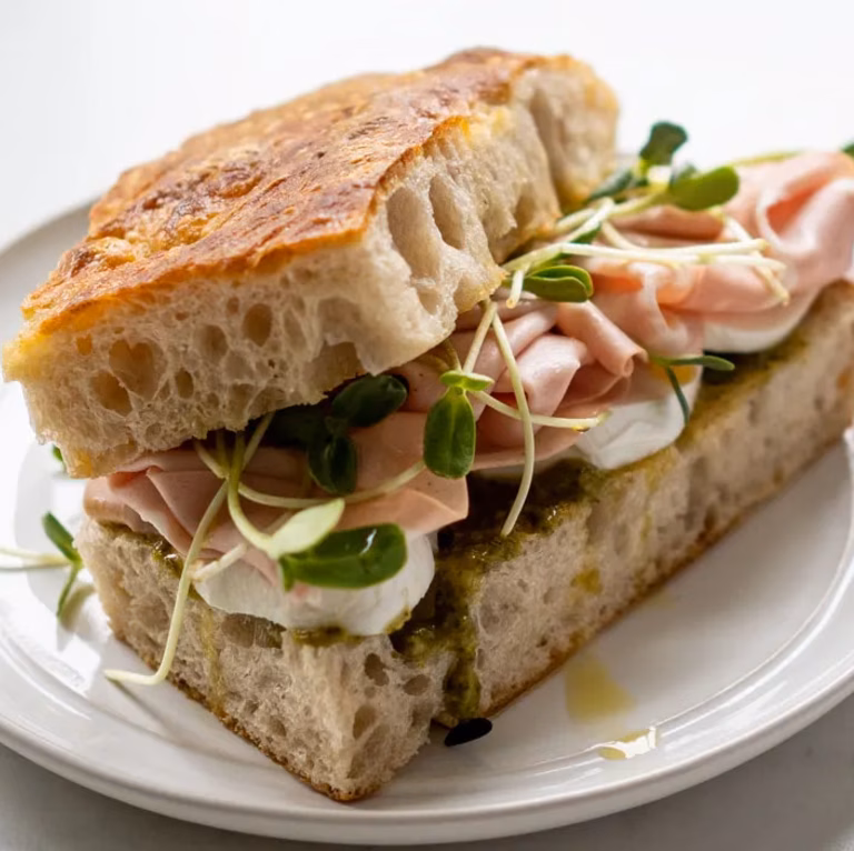 Kanapka z focaccii z mortadelą i domowym pesto