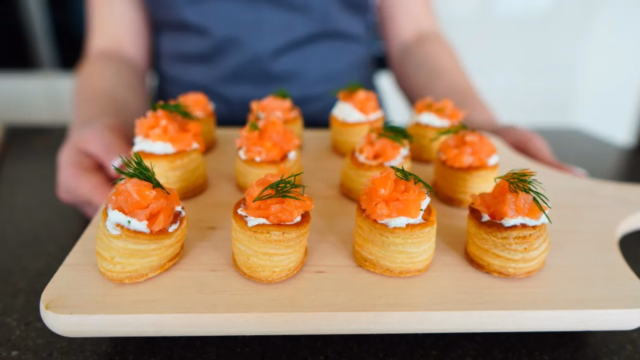 Vol-au-vent z serkiem i łososiem