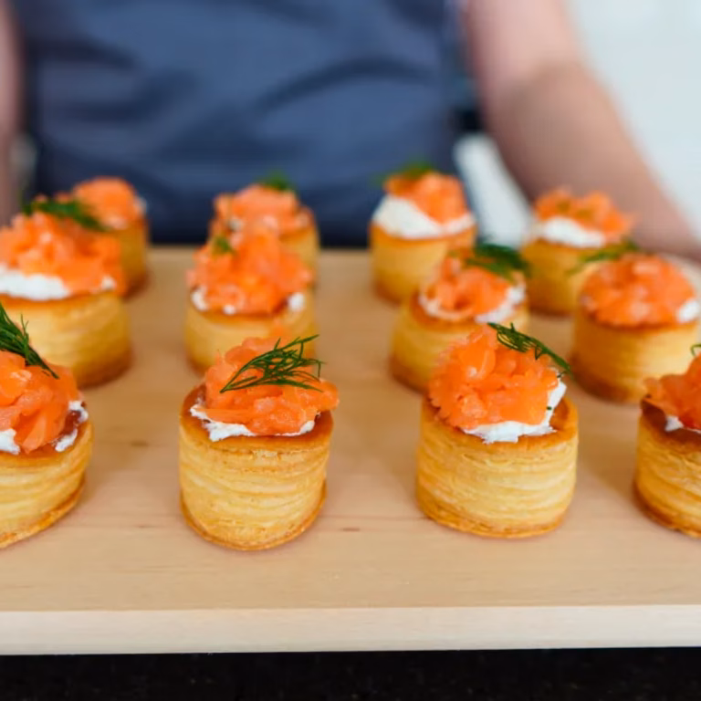 Vol-au-vent z serkiem i łososiem