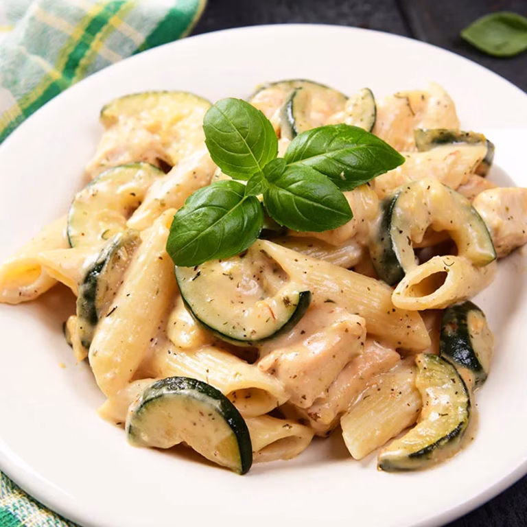 Makaron z cukinią i kurczakiem w sosie curry