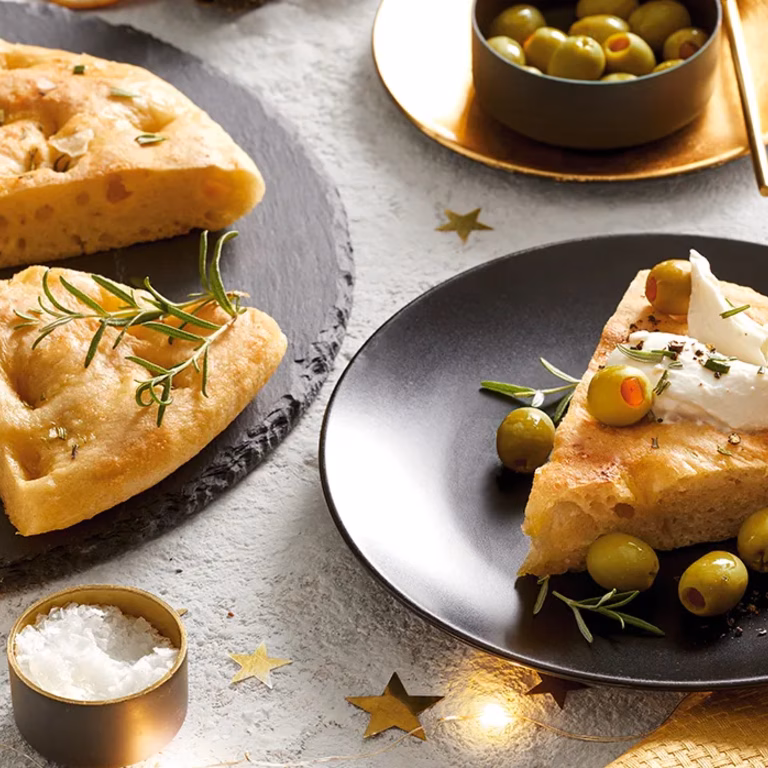 Focaccia. Przepis z burratą i oliwkami