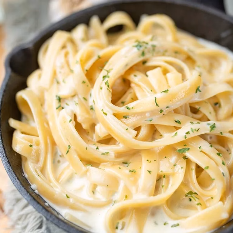 Fettuccine Alfredo – przepis na kultowy makaron