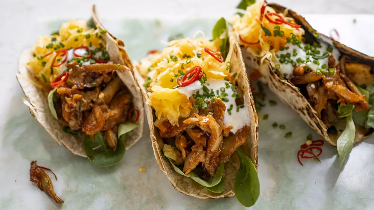 Wegańskie tacos z szarpanymi boczniakami i surówką