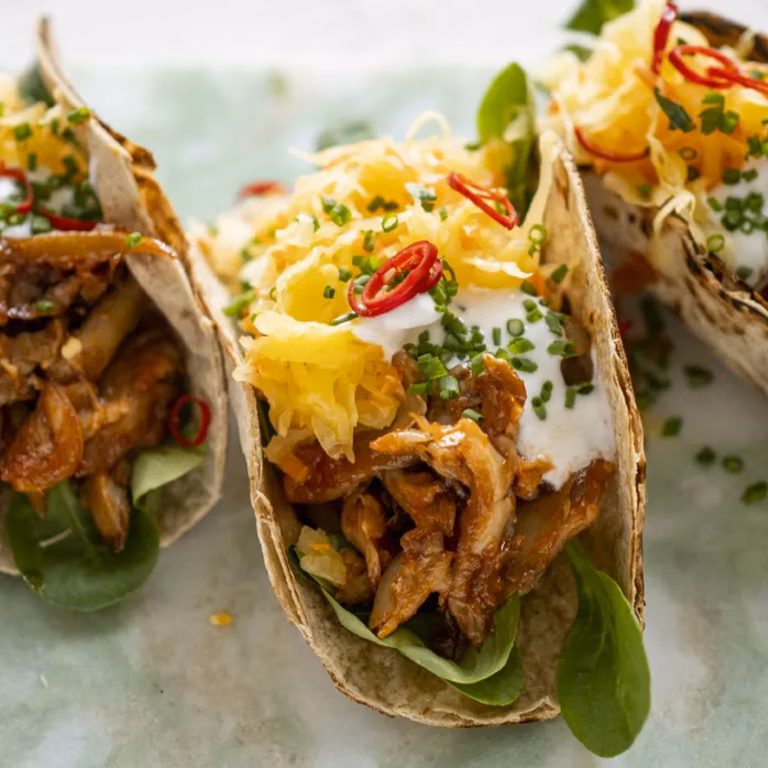 Wegańskie tacos z szarpanymi boczniakami i surówką