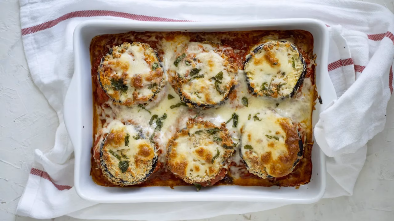 Zapiekanka z bakłażanów z mozzarellą i parmezanem