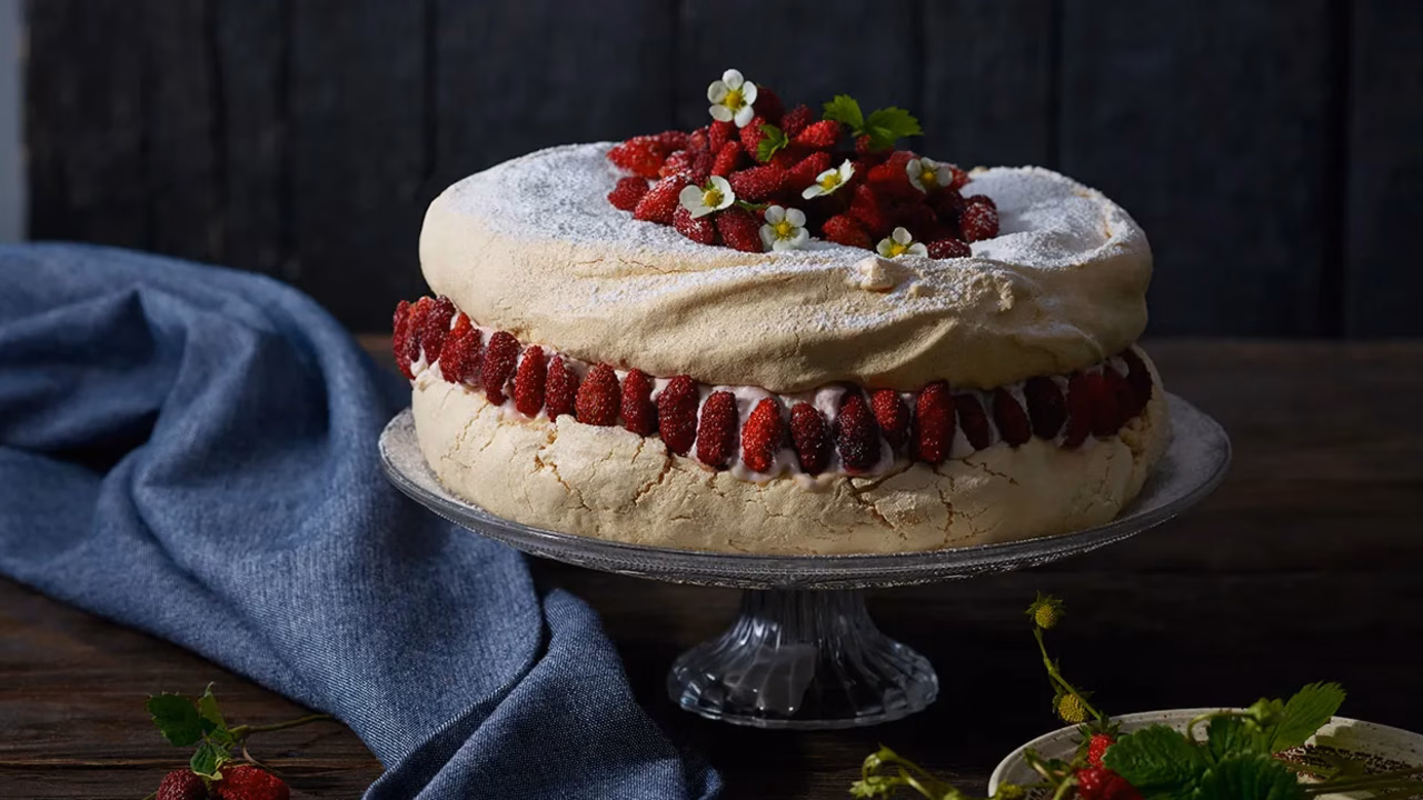 Tort bezowy z poziomkami