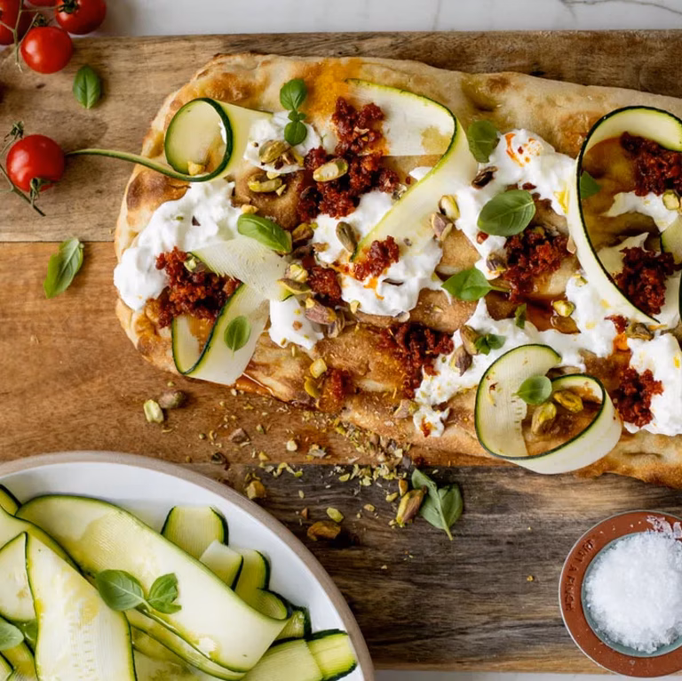Pinsa z kiełbasą nduja, burratą i cukinią