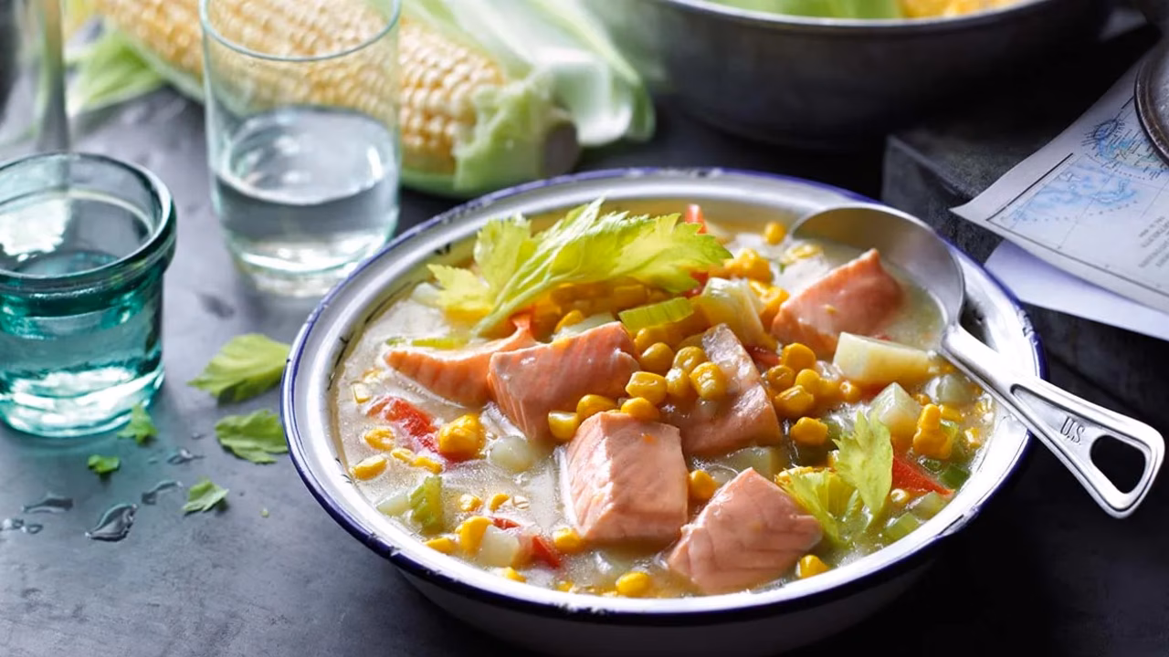 Chowder z łososiem i kukurydzą