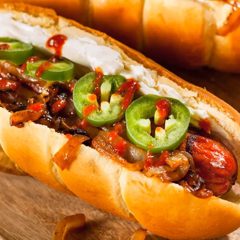 Hot dogi z wegańskimi kiełbaskami i sosem BBQ