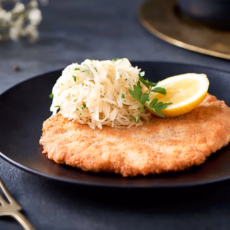 Kotlet schabowy z miodową kapustą