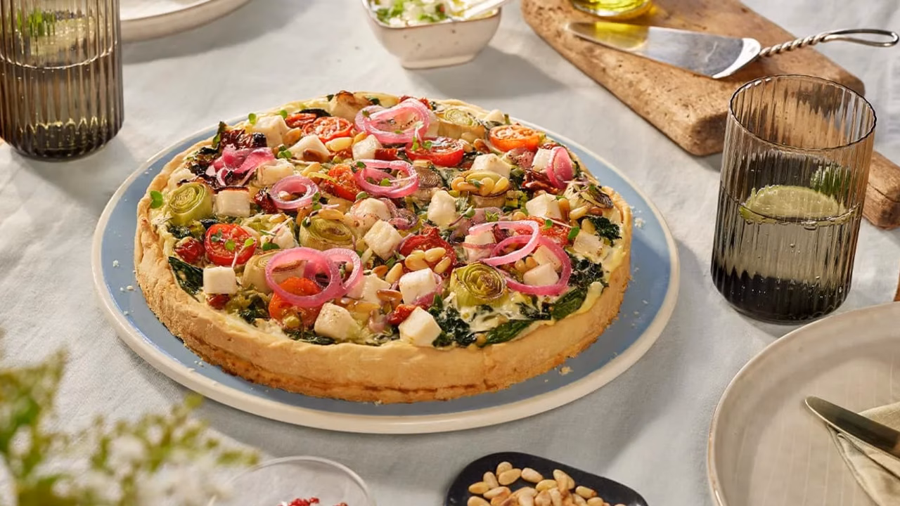 Quiche z nadzieniem szpinakowo-porowym z pomidorami