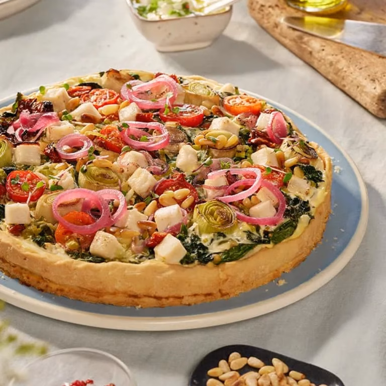 Quiche z nadzieniem szpinakowo-porowym z pomidorami