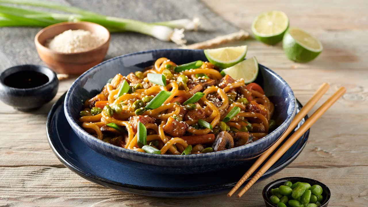Wegański makaron udon z tofu i warzywami
