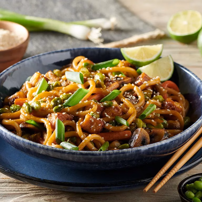 Wegański makaron udon z tofu i warzywami