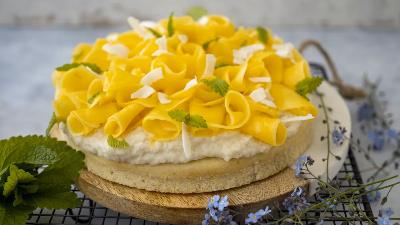 Ciasto wegańskie z kremem kokosowym i mango