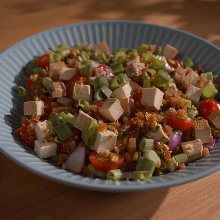Sałatka z bobu z chlebowym chrustem i tofu