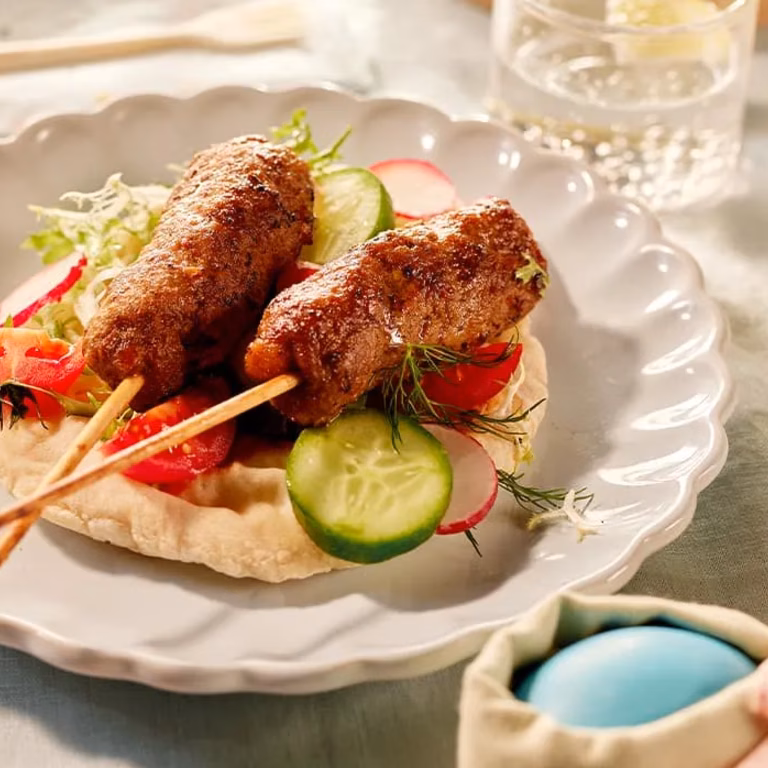 Szaszłyki kofta z mięsa mielonego z chlebkiem pita i ajwarem