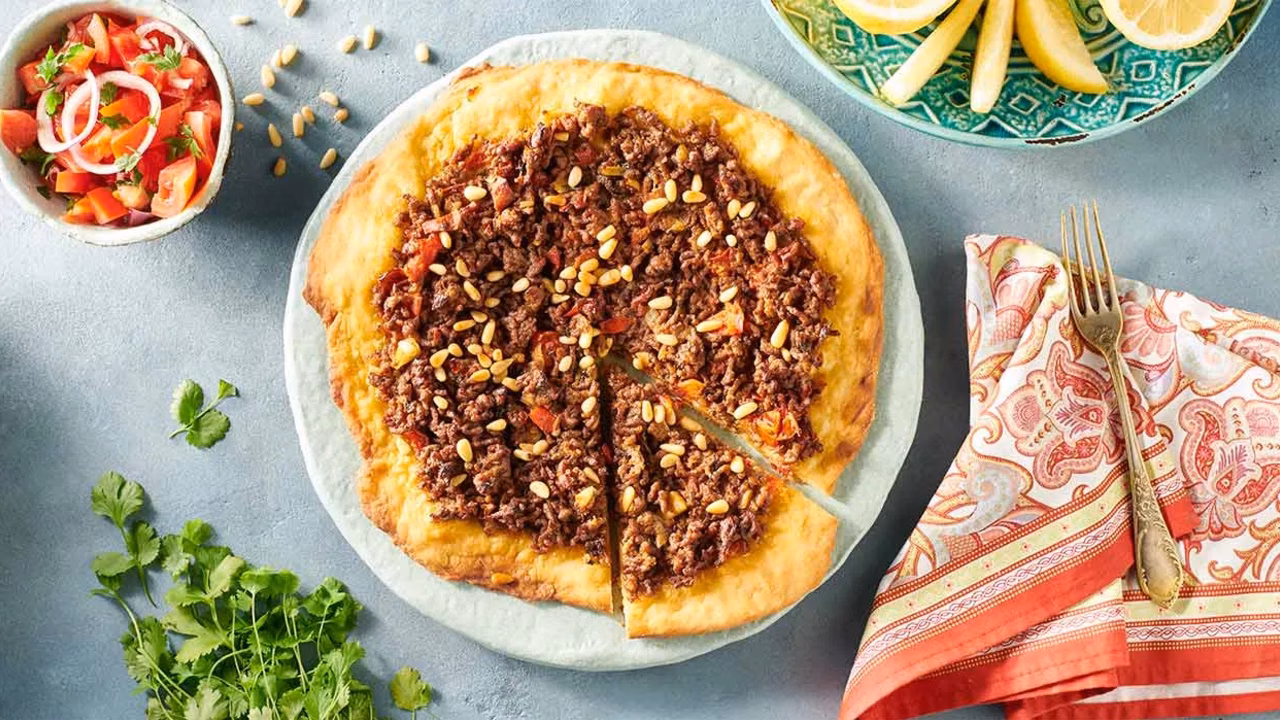Pizza arabska z sałatką