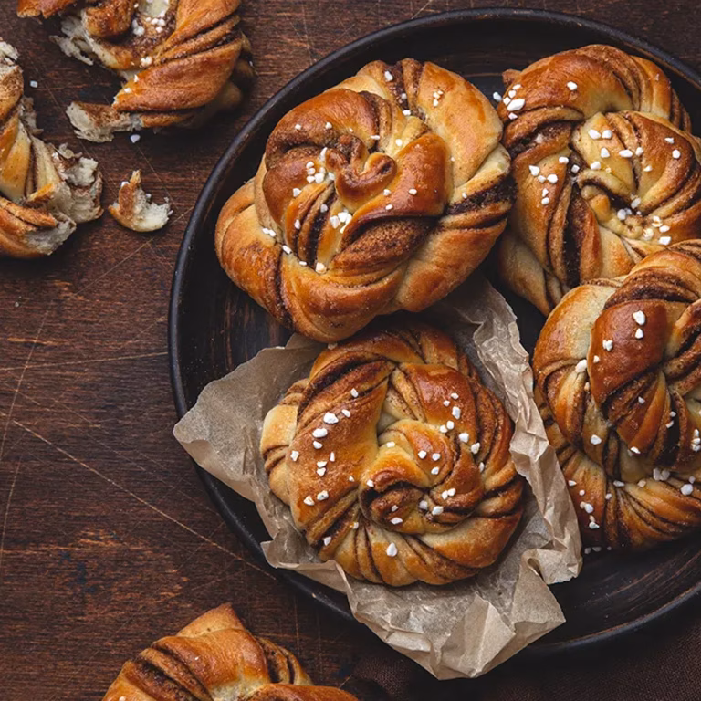 Kanelbullar - szwedzkie bułeczki cynamonowe
