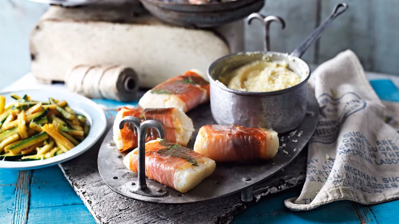 Saltimbocca z dorsza na polencie z cukinią