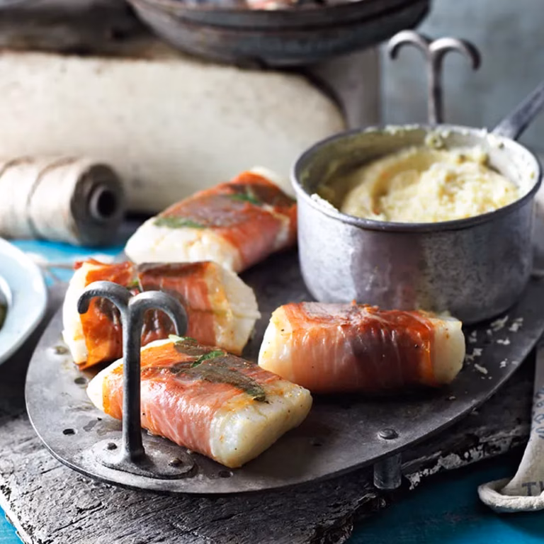 Saltimbocca z dorsza na polencie z cukinią