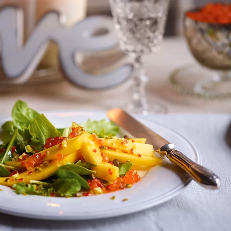 Sałatka z mango, chili i kawiorem