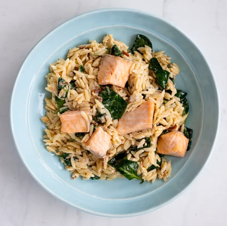 Makaron orzo z łososiem, szpinakiem i jogurtem greckim