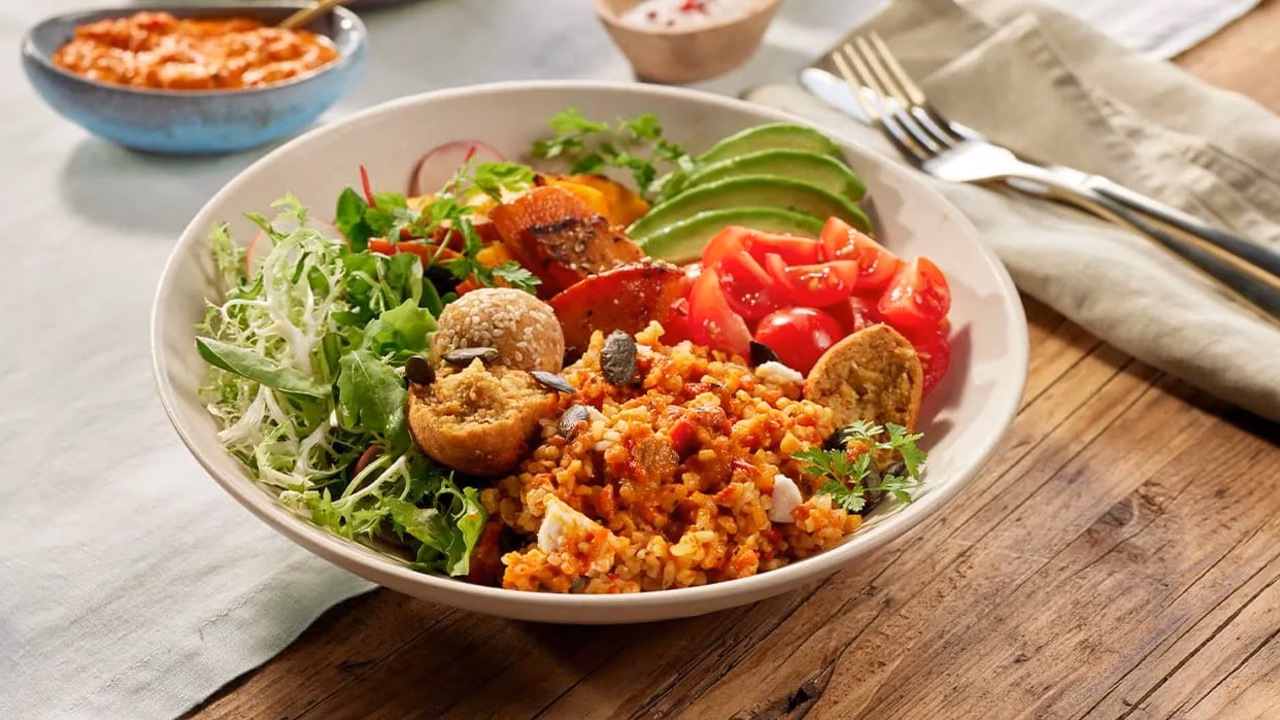 Buddha bowl z kaszą bulgur, falafelem i ajwarem