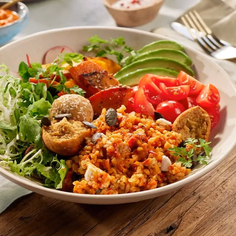Buddha bowl z kaszą bulgur, falafelem i ajwarem
