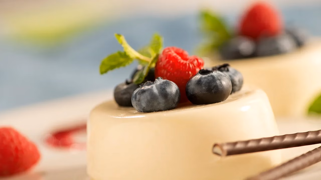 Panna cotta waniliowa z owocami lasu