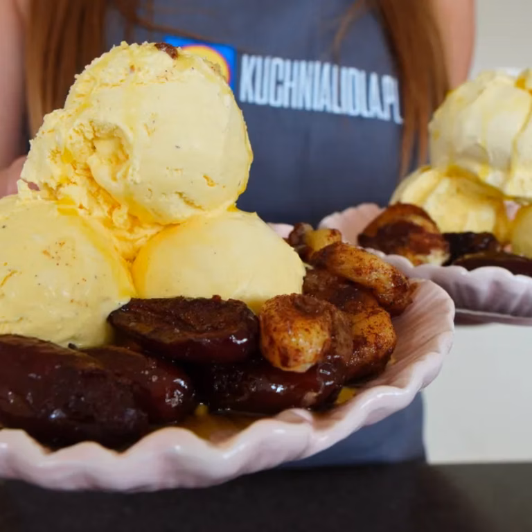 Lody z karmelizowanymi daktylami i bananami