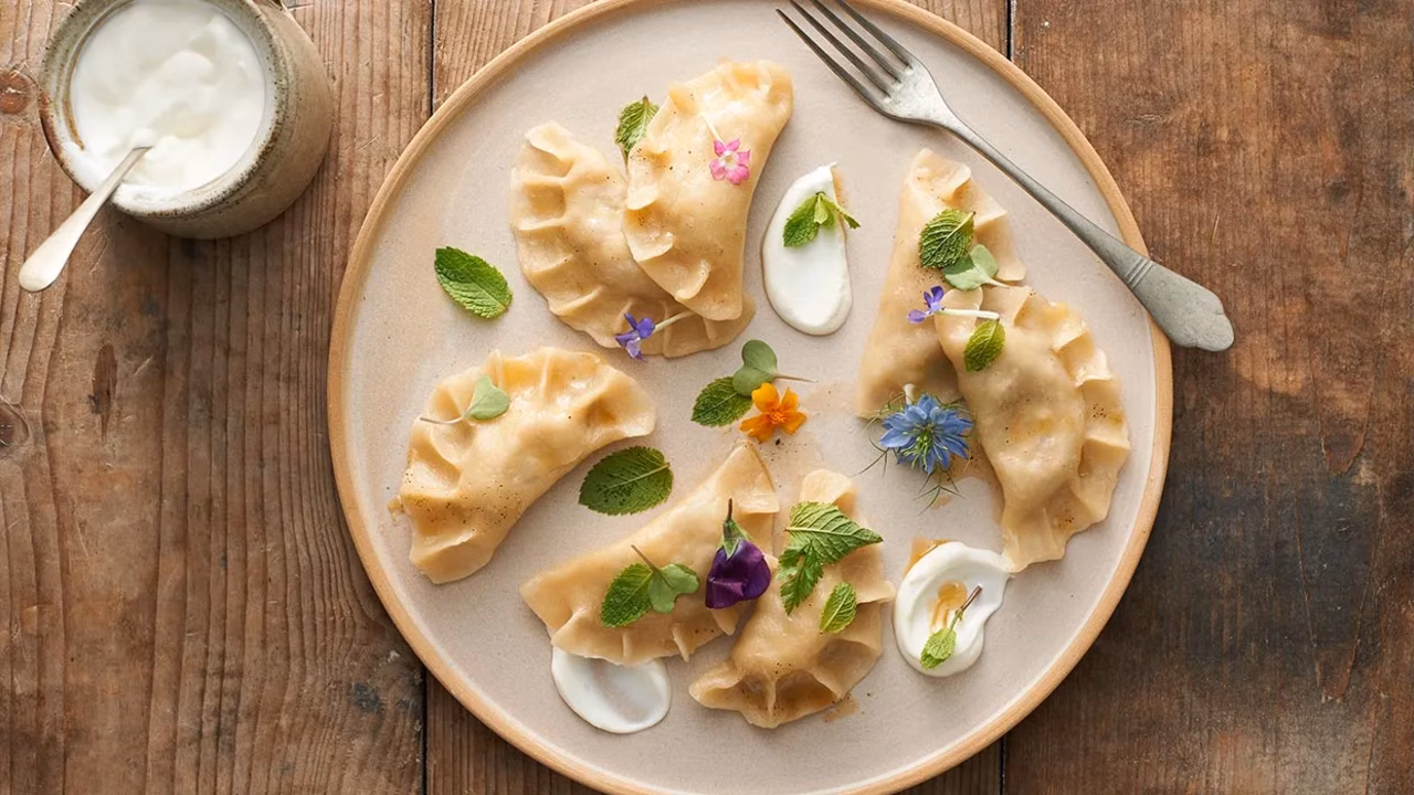 Pierogi z kaszą gryczaną, serem i miętą