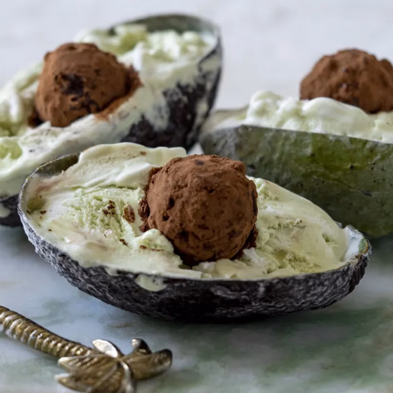Wegańskie lody z awokado z truflami czekoladowymi