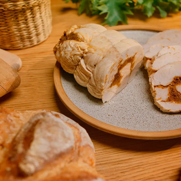 Domowa wędlina z piersi z indyka z czerwonym pesto
