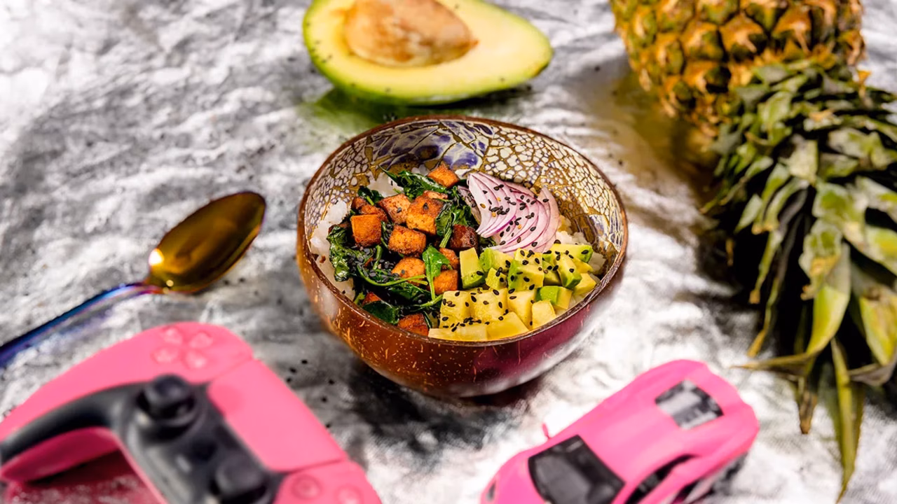 Poke bowl ze szpinakiem, ananasem i marynowanym tofu