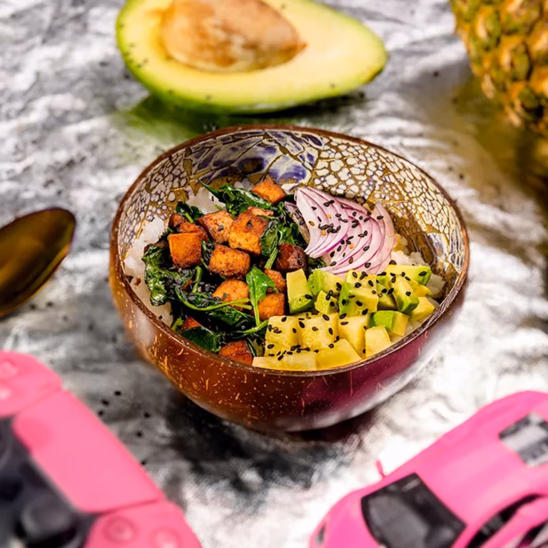 Poke bowl ze szpinakiem, ananasem i marynowanym tofu