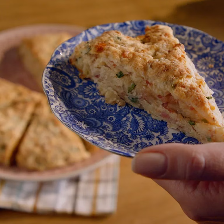 Wytrawne scones z cheddarem i szynką