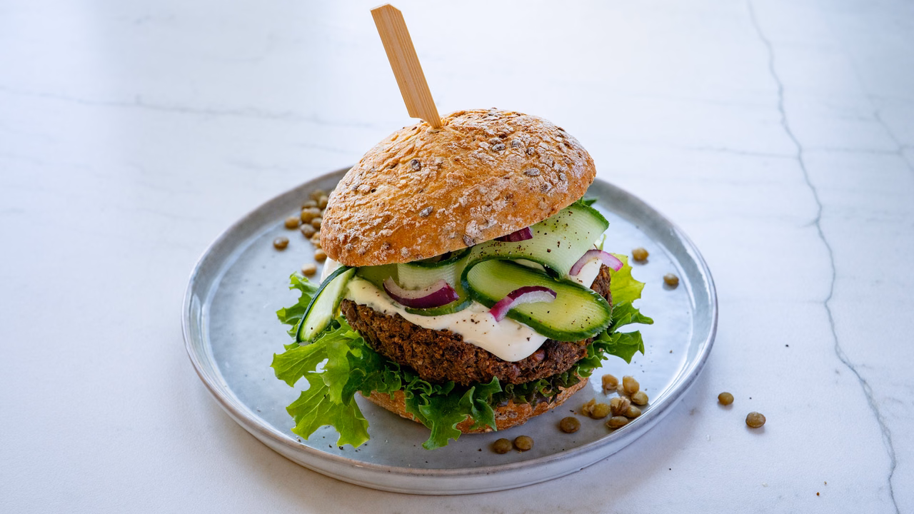 Burger z zielonej soczewicy