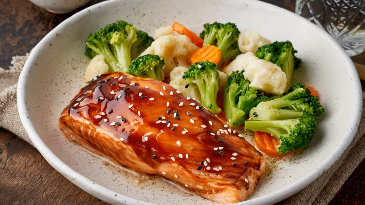 Łosoś w sosie teriyaki z warzywami na parze