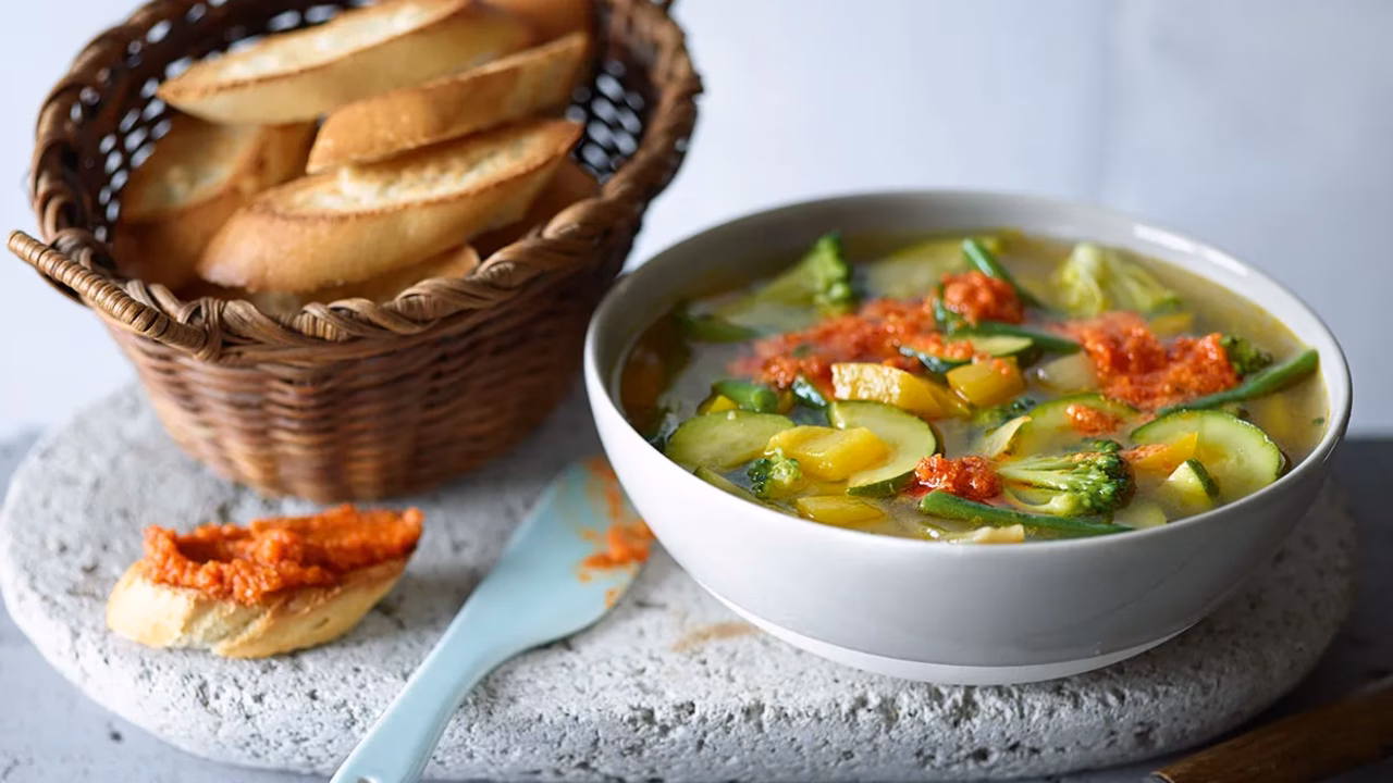 Minestrone z pesto z pomidorów