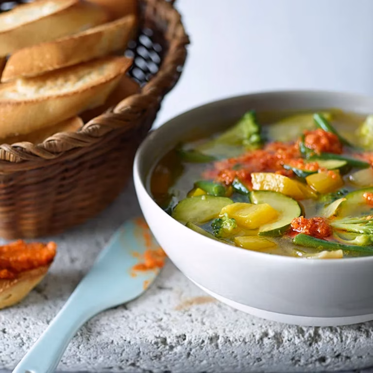 Minestrone z pesto z pomidorów