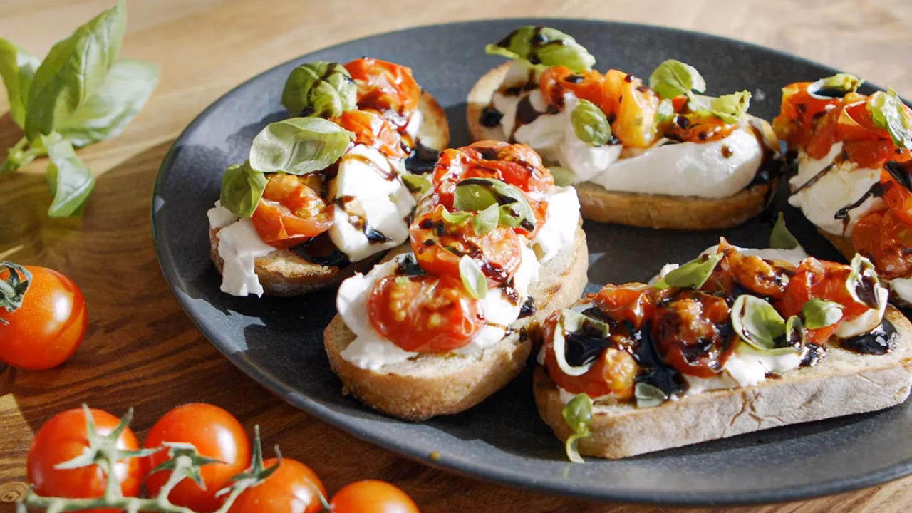 Kanapka z burratą a la caprese