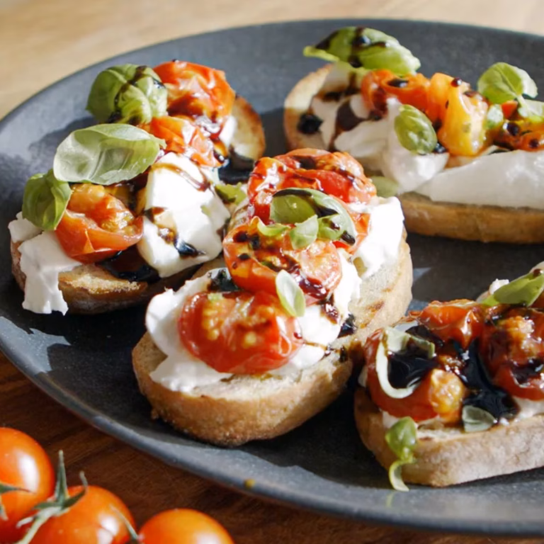 Kanapka z burratą a la caprese