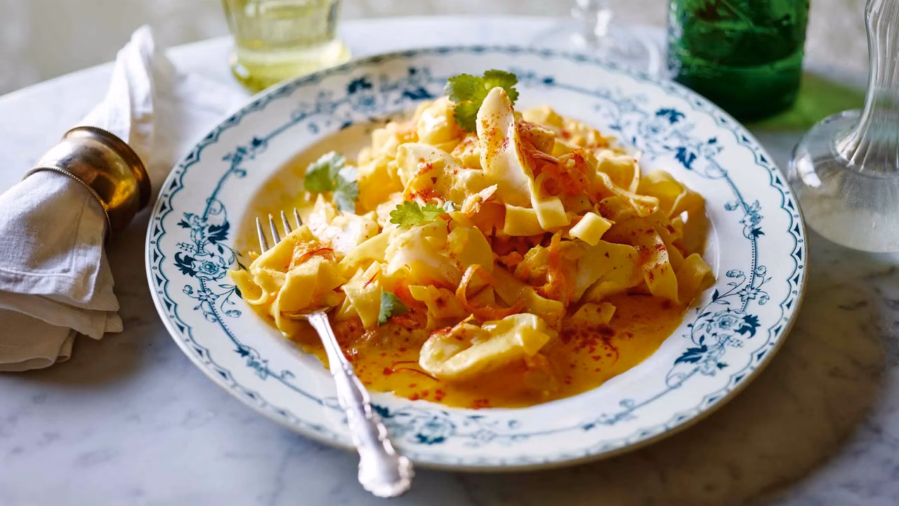 Tagliatelle i dorsz w sosie szafranowo-pomarańczowym