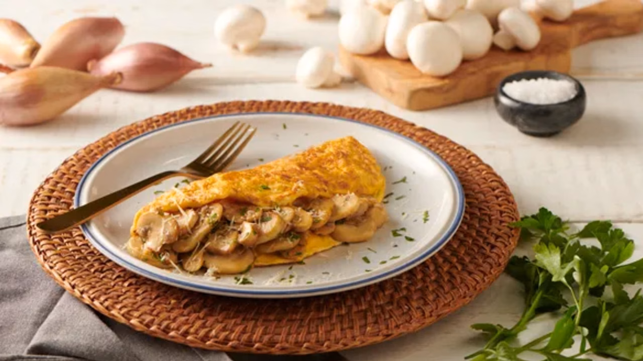Składany omlet w stylu francuskim z pieczarkami